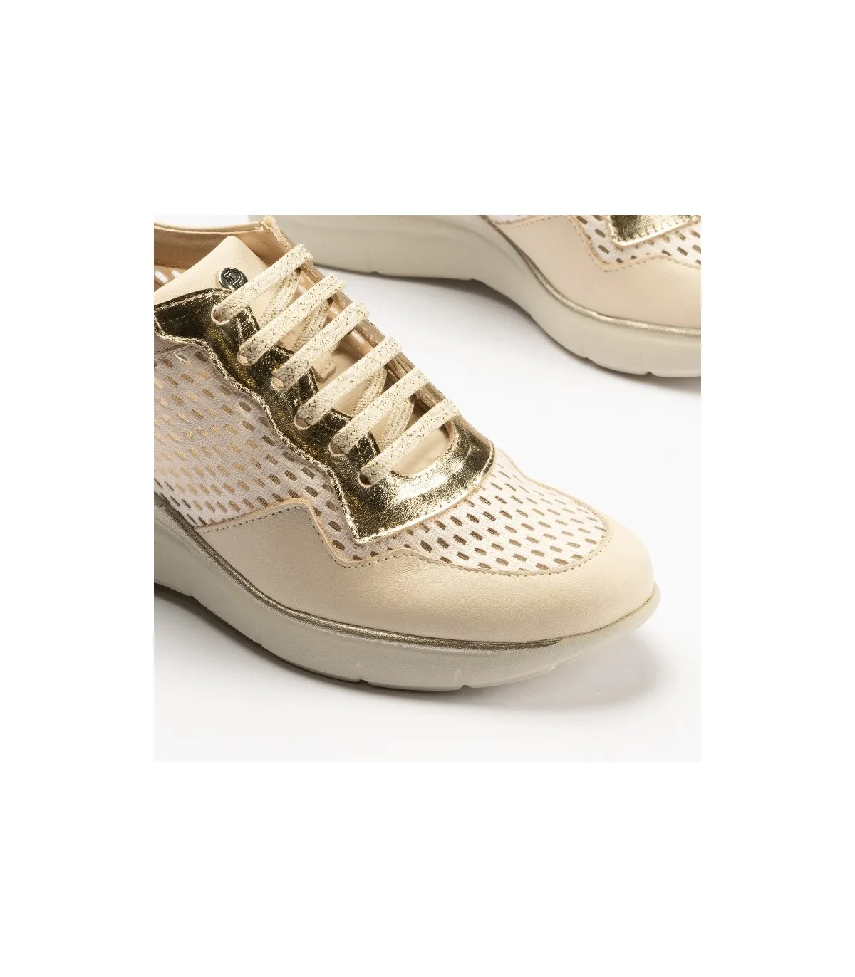 Deportivo de cuña en color crema para mujer