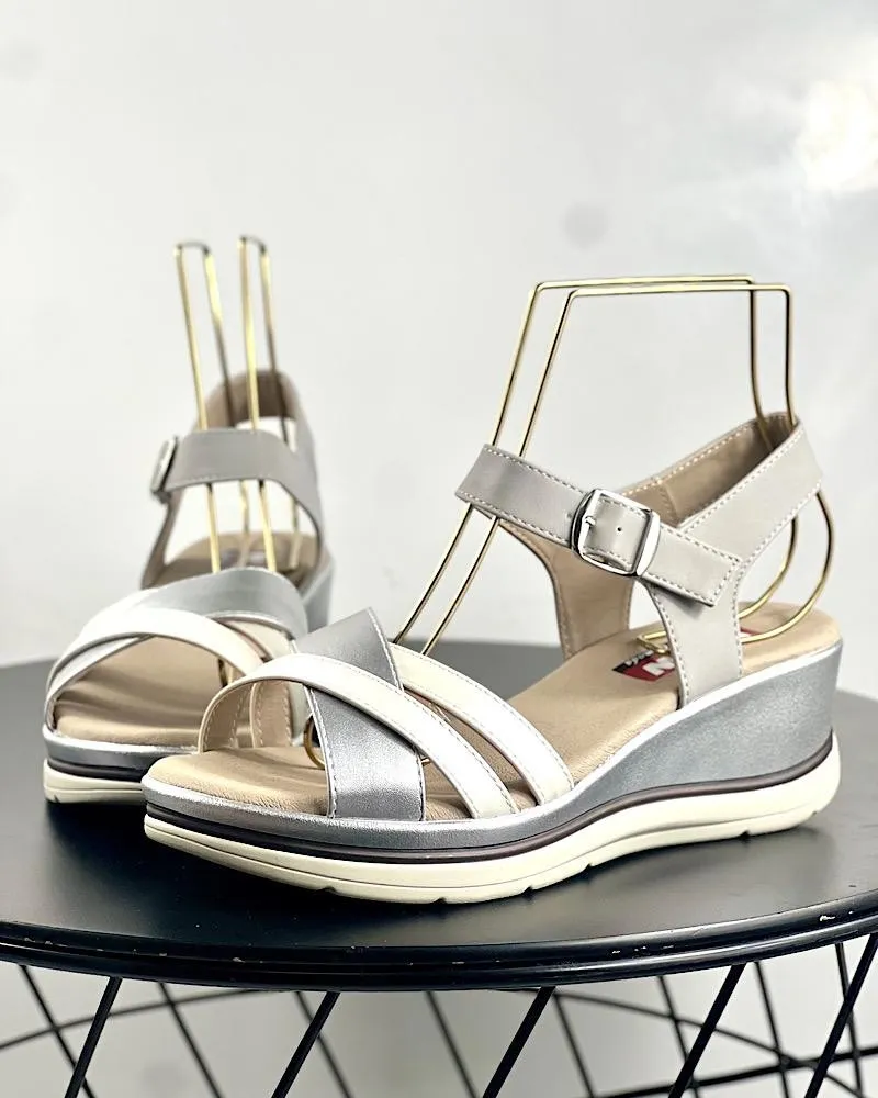SANDALIAS PLATAFORMA CON BROCHE