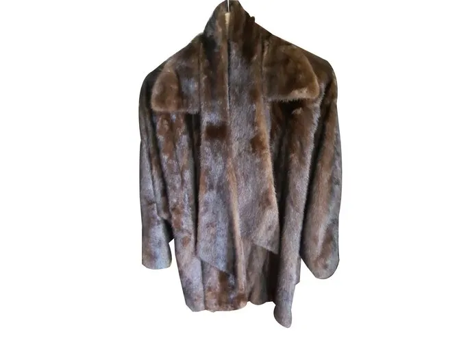 Yves Saint Laurent Capa Castaño 